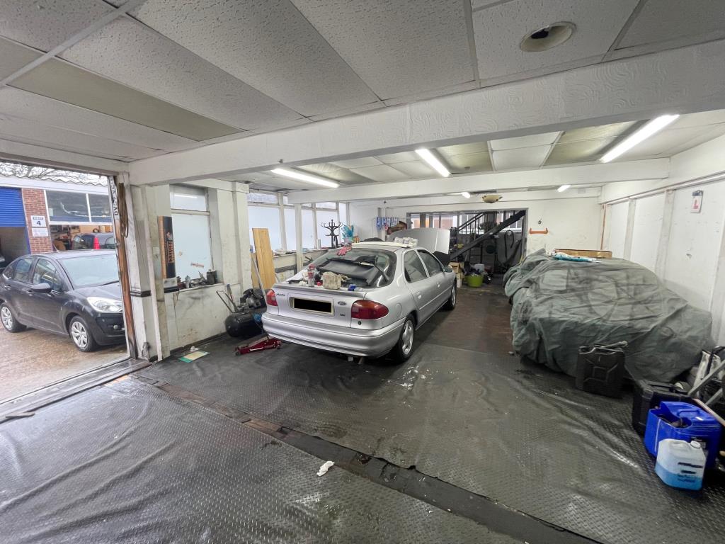 Lot: 129 - FREEHOLD GARAGE AND FORECOURT WITH POTENTIAL - 